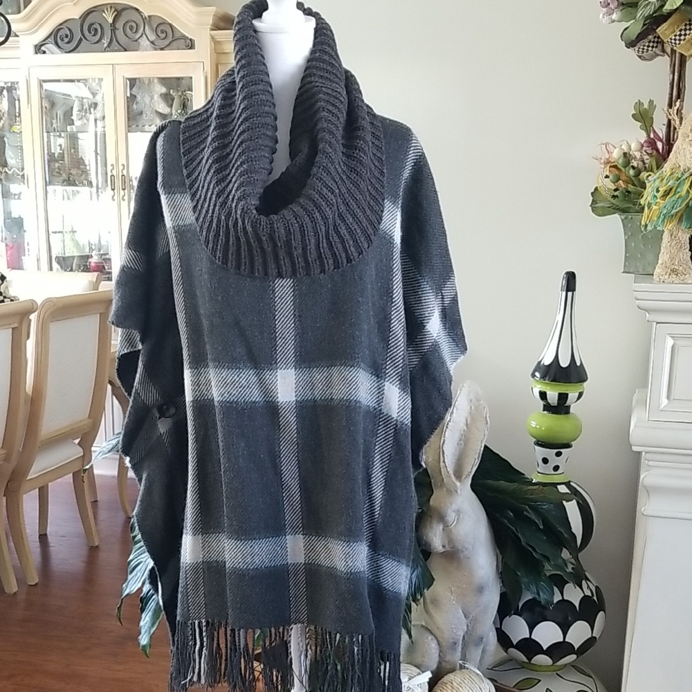 V. FRAAS Gray Plaid Poncho
